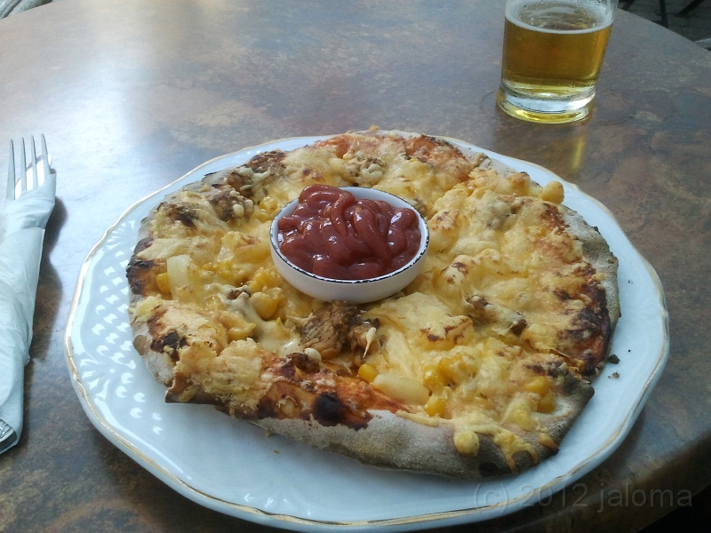 Essen_Przemysl_Pizza_Ketchup_Hinterhof_2012-08-02 18.12.56.jpg - Pizza inkl. Ketchup