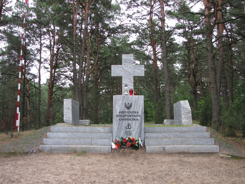 Heiligtum_11000.JPG - Kriegerdenkmal im Park Kempinoski