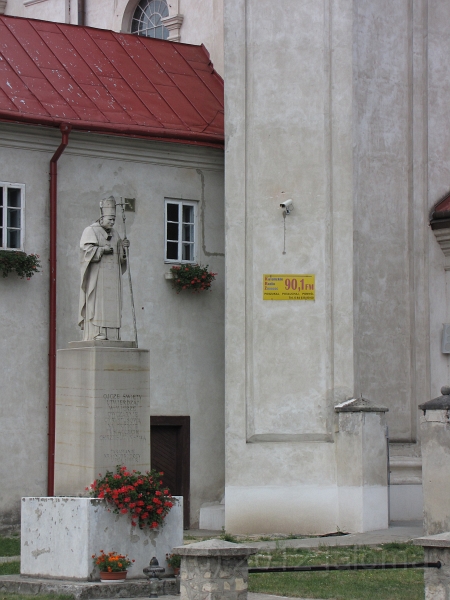 Kirche_10782.JPG - Der Papst, die Überwachung und das Radio, passt alles an einer Kirche!