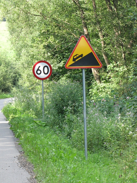 Schilder_10590.JPG - Meine Lieblingsschilder... eine Steigung ohne Prozentangabe und gleichzeitig eine Geschwindigkeitsbegrenzung für Autofahrer!! Ok, die Bregrenzung gab es auch mit 30km/h!