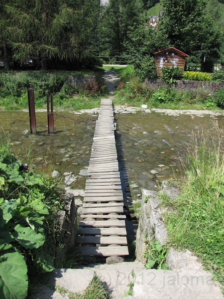Landschaft_10269_Zakopane_Strasse.JPG - So kann der Fluss auch überquert werden, diese Brücke fehlt auch in OSM!